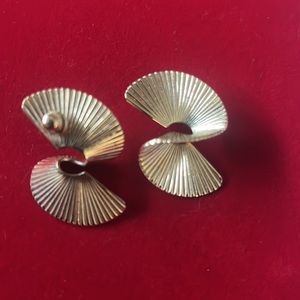 Gorgeous vintage gold tone earring